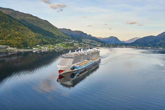 AIDA Schiff fährt Fjord entlang